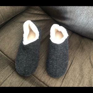 New slippers woman’s size 9